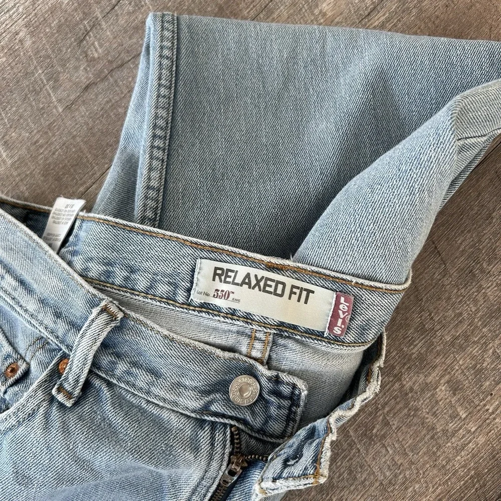 Levi's 550 Relaxed Fit Jeans Mens 36x29 Y2K Light Wash Denim Made in Lesotho